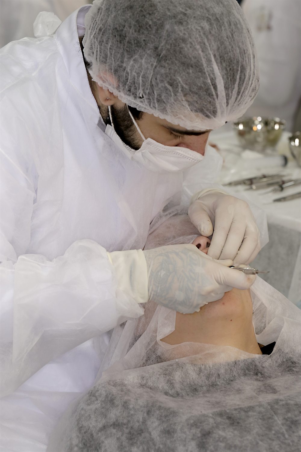 Cirurgiao-dentista em atendimento